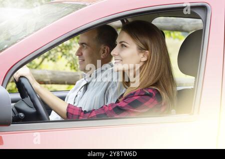 Junge glückliche Frau mit Fahrstunde Stockfoto