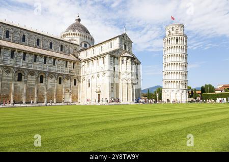 Pisa, Italien, 29. Juni 2023: Berühmtes Wahrzeichen des Schiefen Turms mit blauem Himmel, weißem Marmor der Renaissance, Europa Stockfoto