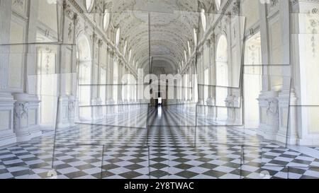 Kreatives Bild der Galerie Reggia di Venaria reale, Italien. Luxuriöse Marmor im barocken Königspalast Stockfoto