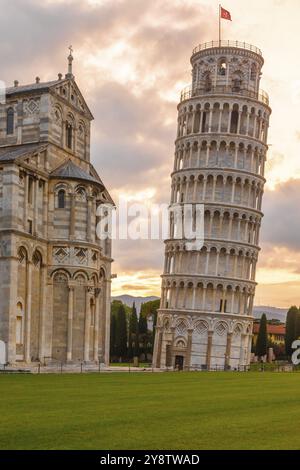 Pisa, Italien, 29. Juni 2023: Besichtigung der kathedrale, Reiseziel, Sonnenaufgangslicht, berühmtes künstlerisches Gebäude, Europa Stockfoto