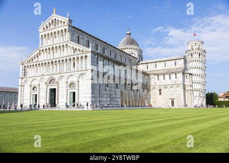 Pisa, Italien, 29. Juni 2023: Berühmtes Wahrzeichen des Schiefen Turms mit blauem Himmel, weißem Marmor der Renaissance, Europa Stockfoto