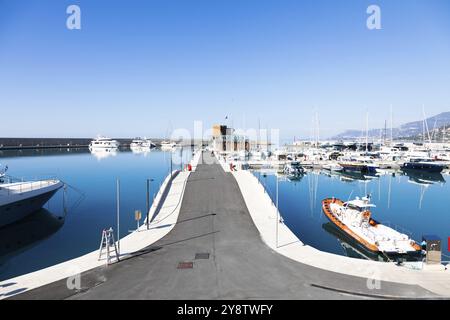 Ventimiglia, Italien, August 2022: Der Hafen von Cala del Forte, brandneues, hochmodernes Yachthafenhotel in Monte Carlo, Europa Stockfoto
