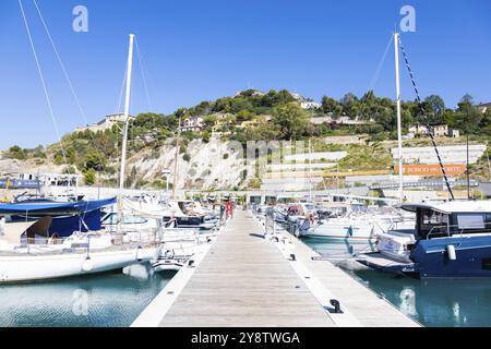 Ventimiglia, Italien, August 2022: Der Hafen von Cala del Forte, brandneues, hochmodernes Yachthafenhotel in Monte Carlo, Europa Stockfoto