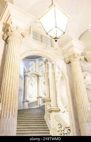 Turin, Italien, ca. Januar 2022: Luxuriöse Marmortreppe. Antike Architektur Innenarchitektur, Europa Stockfoto