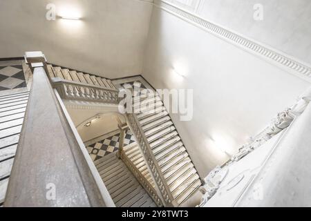 TURIN, ITALIEN, CA. MAI 2021: Luxuriöse Treppe aus Marmor in einem antiken italienischen Palast Stockfoto