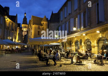 Einbruch der Dunkelheit in Sarlat-la-Caneda, Perigord, Dordogne, Nouvelle-Aquitaine, Frankreich, Europa Stockfoto