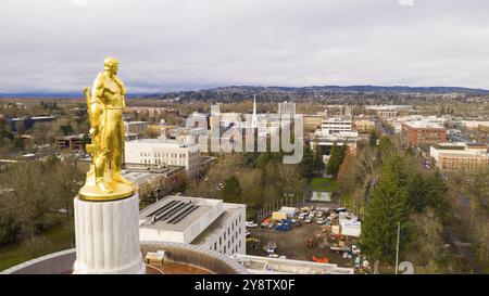 Die Landeshauptstadt Gebäude mit dem Oregon Pioneer mit der Innenstadt von Salem im Hintergrund geschmückt Stockfoto