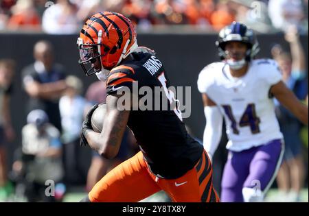 Cincinnati, Usa. Oktober 2024. Cincinnati Bengals Tee Higgins (5) bricht am Sonntag, den 6. Oktober 2024, in Cincinnati, Ohio, aus dem für den Touchdown verteidigten Baltimore aus. Foto von John Sommers II/UPI Credit: UPI/Alamy Live News Stockfoto