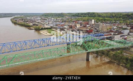 Highway 60 in Ashland Kentucky trägt den Verkehr über den Ohio River Stockfoto