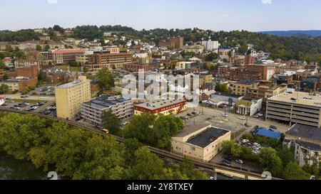 Morgantown West Virginia ist auf einem steilen Hügel über dem Monongahela River Stockfoto