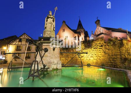 Einbruch der Dunkelheit in Eguisheim, Haut-Rhin, Grand Est, Frankreich, Europa Stockfoto