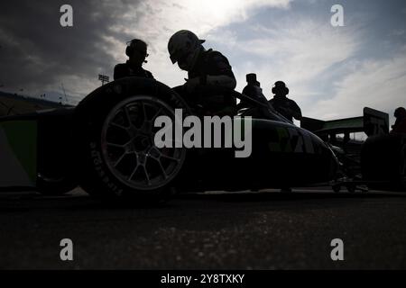 RASMUS LINDH (76) (R) aus Göteborg, Schweden, zieht sich vor der Qualifikation für das HyVee IndyCar Weekend auf dem Iowa Speedway in Newtown IA an Stockfoto