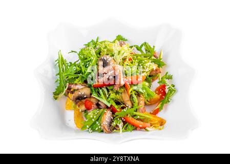 Frischer Salat mit Meeresfrüchten, gebackenen Kartoffeln und Gemüse auf weißem Hintergrund Stockfoto