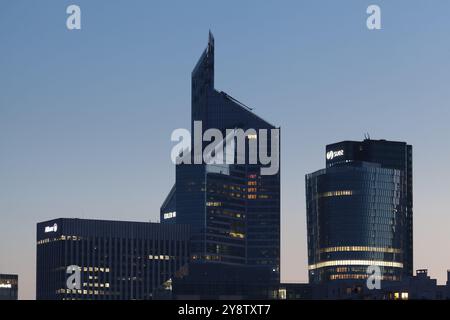 Einbruch der Dunkelheit in La Defense, Courbevoie, Frankreich, Europa Stockfoto