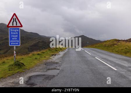 Passieren Sie die Straße in den Highlands, B862, General Wade's Military Road, in der Nähe von Loch Tarff, Inverness, Schottland, Großbritannien Stockfoto