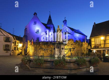 Einbruch der Dunkelheit in Eguisheim, Haut-Rhin, Grand Est, Frankreich, Europa Stockfoto