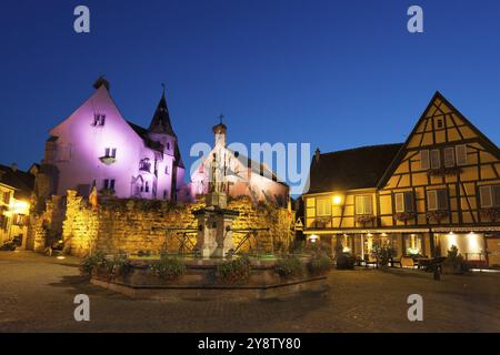 Einbruch der Dunkelheit in Eguisheim, Haut-Rhin, Grand Est, Frankreich, Europa Stockfoto