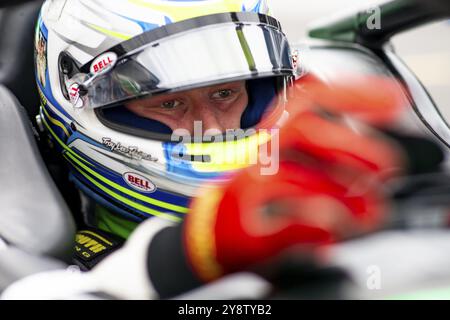 RASMUS LINDH (76) (R) aus Göteborg, Schweden, zieht sich auf der Boxengasse an, bevor er sich für den Gallagher Grand Prix auf dem Indianapolis Motor Speedway in Ind qualifiziert Stockfoto