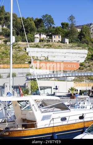 Ventimiglia, Italien, August 2022: Der Hafen von Cala del Forte, brandneues, hochmodernes Yachthafenhotel in Monte Carlo, Europa Stockfoto