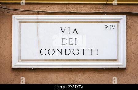 Rom, Italien. Straßenschild der berühmten Condotti Road, Via dei Condotti, Zentrum des römischen Luxusgeschäfts Stockfoto