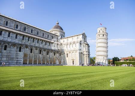 Pisa, Italien, 29. Juni 2023: Berühmtes Wahrzeichen des Schiefen Turms mit blauem Himmel, weißem Marmor der Renaissance, Europa Stockfoto