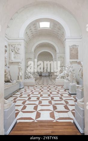 Possagno, Italien, Juni 2022: Antonio Canova Museum. Innere der Galerie mit antiker Statuensammlung, Europa Stockfoto