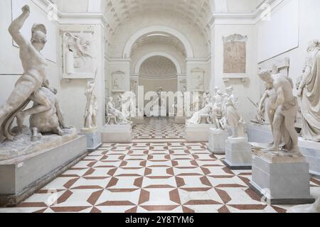 Possagno, Italien, Juni 2022: Antonio Canova Museum. Innere der Galerie mit antiker Statuensammlung, Europa Stockfoto