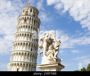 Pisa, Italien, berühmtes Wahrzeichen des Schiefen Turms mit blauem Himmel, weißem Marmor der Renaissance, Europa Stockfoto