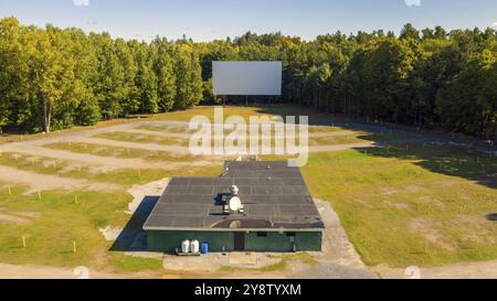 Die Snackbar sound Pole und Projektionsfläche stehen noch in diesem alten Festplatte In Stockfoto