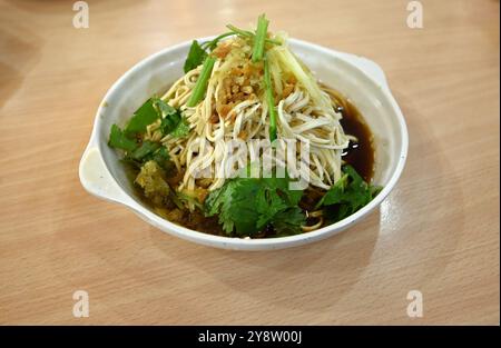 Heiß getrocknete Tofu-Seide mit grüner Paprika in Sojasauce zum Verzehr bereit Stockfoto