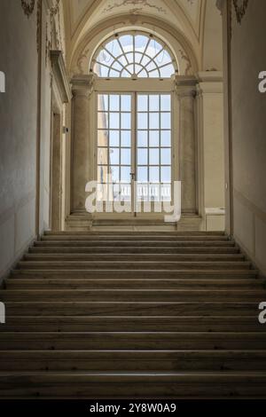 Alte dunkle Treppe, Grunge-Innenraum, niemand, leere Gebäudearchitektur, Fenster Stockfoto