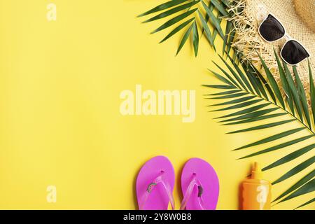 Urlaubsreiseplanung einfaches Thema der Strohhut Sonnenbrille Flipflops und Palmblätter auf einheitlichem gelbem Hintergrund flach mit Kopierraum Stockfoto