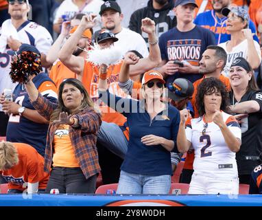 Denver, Colorado, USA. Oktober 2024. Broncos-Fans feiern auf den Tribünen während des 2.. Halb im Empower Field in Mile High am Sonntagnachmittag. Die Broncos schlugen die Raiders mit 34:18. (Kreditbild: © Hector Acevedo/ZUMA Press Wire) NUR REDAKTIONELLE VERWENDUNG! Nicht für kommerzielle ZWECKE! Quelle: ZUMA Press, Inc./Alamy Live News Stockfoto