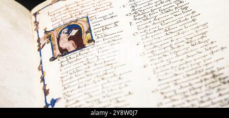 FLORENZ, ITALIEN, ca. Juli 2021. Antikes Manuskriptblatt aus Dante Divine Comedy, Kopie aus dem 16. Jahrhundert Stockfoto