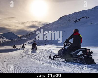 Schneemobil auf einem Pfad in den italienischen alpen Stockfoto