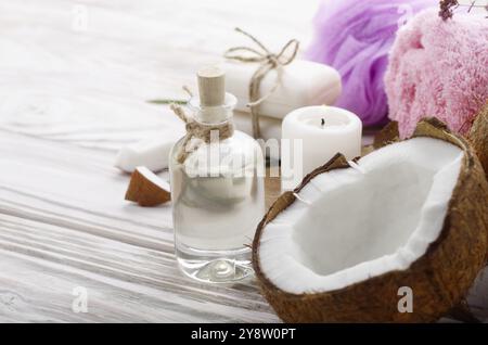 Körperpflege Kokosöl Seife und Kerzen auf einem weißen Tisch Set Stockfoto