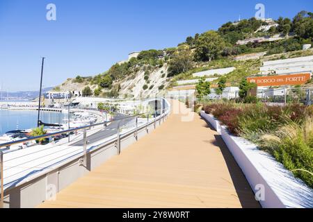 Ventimiglia, Italien, August 2022: Der Hafen von Cala del Forte, brandneues, hochmodernes Yachthafenhotel in Monte Carlo, Europa Stockfoto