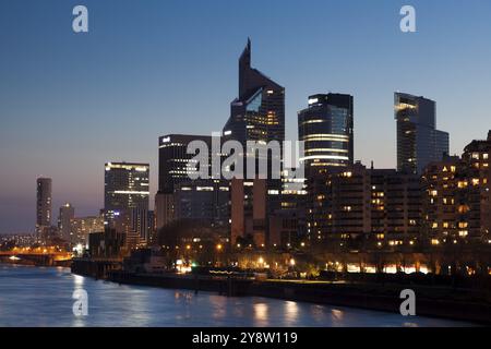 Einbruch der Dunkelheit in La Defense, Courbevoie, Frankreich, Europa Stockfoto