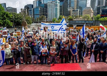 Melbourne, Australien. Oktober 2024. Demonstranten halten Banner, Fahnen und Bilder von Geiseln, während Pro-Israel-Gruppen den einjährigen Jahrestag der Angriffe vom 7. Oktober feiern. Eine pro-Israel-Kundgebung fand in Melbourne statt, die mit dem einjährigen Jahrestag der Angriffe vom 7. Oktober zusammenfiel, als sich Demonstranten versammelten, um ihre Unterstützung für Israel angesichts des anhaltenden Konflikts mit der Hamas zu zeigen. Die Teilnehmer der Kundgebung schwenkten israelische Fahnen und hielten Banner, die für das Recht der Israelís, sich selbst zu verteidigen, und forderten Frieden und ein Ende des Terrorismus. Quelle: SOPA Images Limited/Alamy Live News Stockfoto