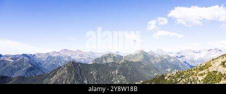 Panorama der italienischen Alpen mit blauem Himmel und Wolken. Ruhige Landschaft, ruhige Panoramaaussicht Stockfoto