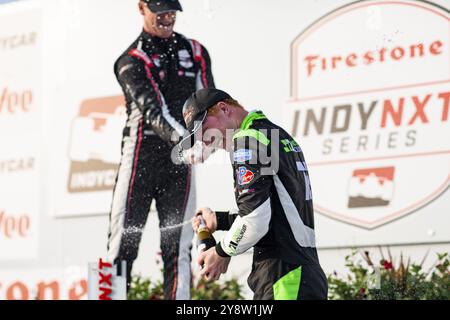RASMUS LINDH (76) (R) aus Göteborg, Schweden, feiert auf dem Podium nach dem dritten Platz beim HyVee IndyCar Wochenende auf dem Iowa Speedway in Newtown Stockfoto
