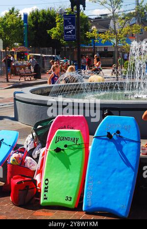 Boogie Boards und andere Sommerurlaubsartikel für den Strand sind verpackt und liegen auf der Wand des Stadtbrunnens in Old Orchard Beach, Maine Stockfoto