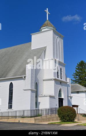 Lee, Illinois, USA. Der malerische und malerische St. James Catholic Curch in der kleinen ländlichen Gemeinde im Norden von Illinois. Stockfoto