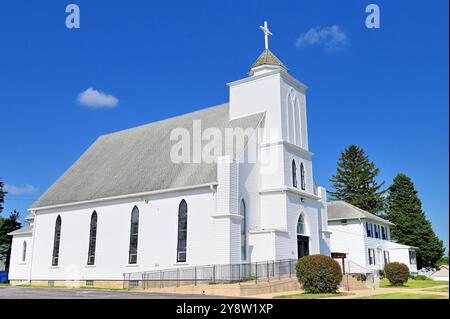 Lee, Illinois, USA. Der malerische und malerische St. James Catholic Curch in der kleinen ländlichen Gemeinde im Norden von Illinois. Stockfoto