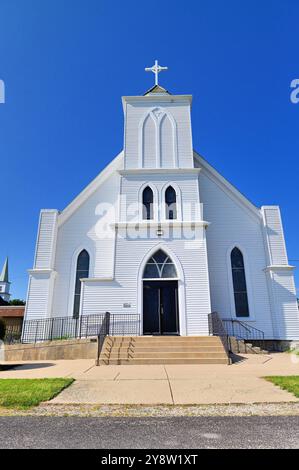 Lee, Illinois, USA. Der malerische und malerische St. James Catholic Curch in der kleinen ländlichen Gemeinde im Norden von Illinois. Stockfoto