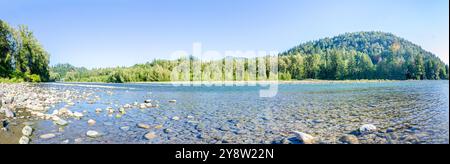 Faszinierender Blick auf den Vedder River, der sich durch Chilliwack, British C, Olumnbia, Kanada schlängelt Stockfoto