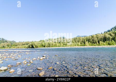 Faszinierender Blick auf den Vedder River, der sich durch Chilliwack, British C, Olumnbia, Kanada schlängelt Stockfoto