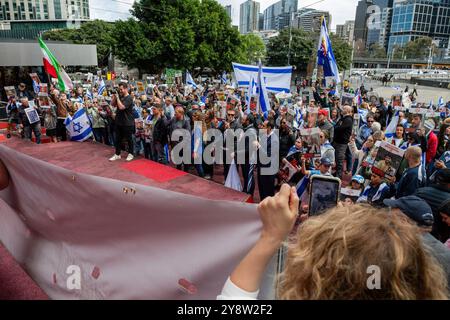 Die Menschen halten Bilder von Geiseln, israelischen Fahnen und Spruchbändern, während Pro-Israel-Gruppen den einjährigen Jahrestag der Angriffe vom 7. Oktober begehen. Eine pro-Israel-Kundgebung fand in Melbourne statt, die mit dem einjährigen Jahrestag der Angriffe vom 7. Oktober zusammenfiel, als sich Demonstranten versammelten, um ihre Unterstützung für Israel angesichts des anhaltenden Konflikts mit der Hamas zu zeigen. Die Teilnehmer der Kundgebung schwenkten israelische Fahnen und hielten Banner, die für das Recht der Israelís, sich selbst zu verteidigen, und forderten Frieden und ein Ende des Terrorismus. Die Veranstaltung zog eine große Menge an Menschen an, wobei Redner auf internationale Solidarität mit Israel drängten und betonten Stockfoto