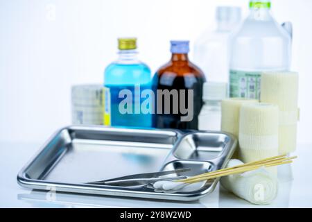 Medizinische Geräte zur Behandlung von Infektionen. Wundpflegeset. Medizinische Versorgung für Krankenschwestern. Conform Verband, Pinzette, Wattestäbchen, Alkohol. Stockfoto