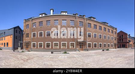 Renoviertes altes Industriegebäude aus rotem Backstein. Weite Panoramaaussicht. Stockfoto